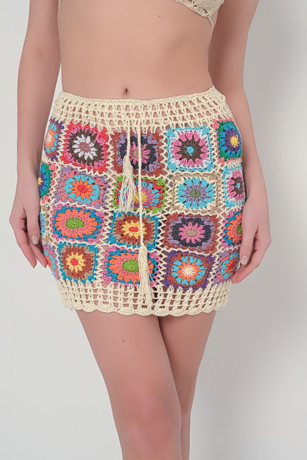 Φούστα mini με πολύχρωμο κροσέ σχέδιο